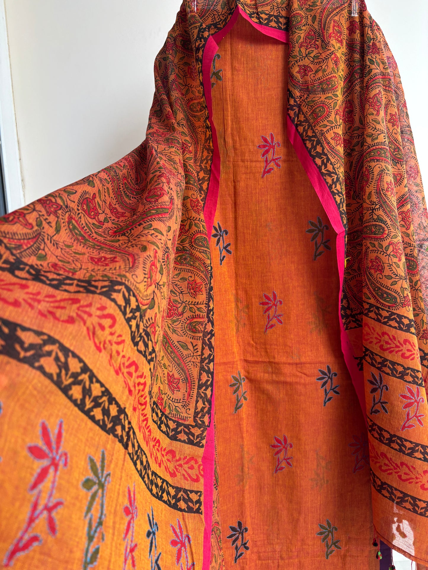 Handcrafted Jamdani Mul Cotton Suit with Kalamkari Dupatta – A Blend of Grace & Heritage