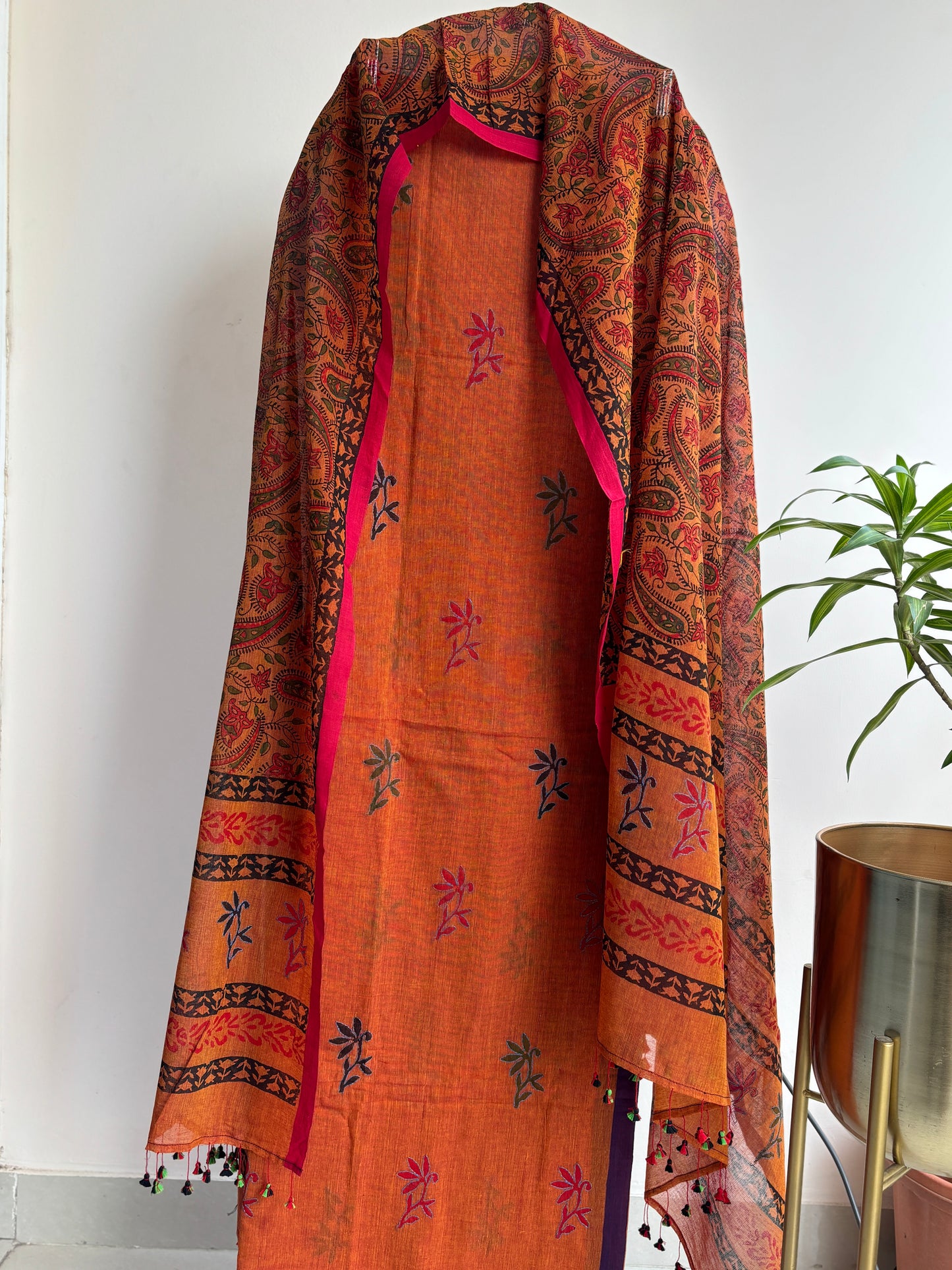 Handcrafted Jamdani Mul Cotton Suit with Kalamkari Dupatta – A Blend of Grace & Heritage