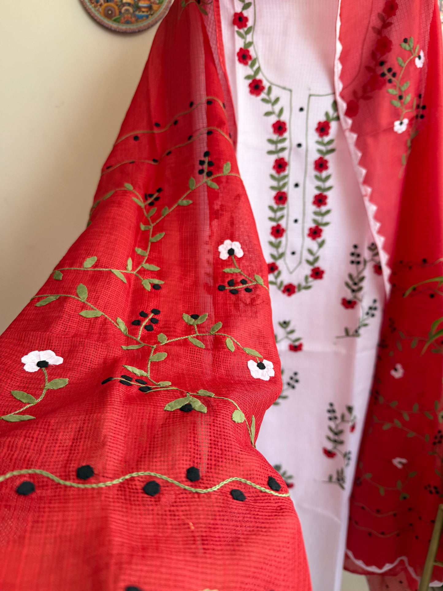 Aligarh's Tradional handcrfted Phoolpatti (applique)- With Contrast Dupatta